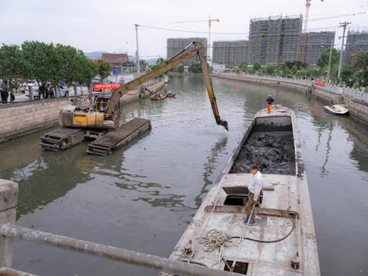 河床機(jī)械清淤疏浚作業(yè)