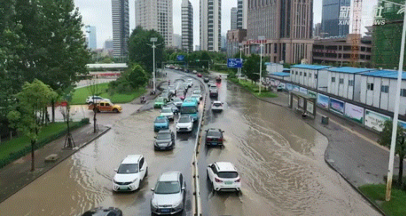 ▲受暴雨影響，江西省南昌市區(qū)多處出現(xiàn)內澇，道路被淹。圖片來源：新華網客戶端